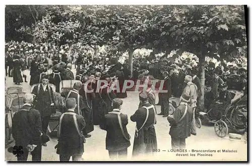 Cartes postales Lourdes Brancardiers et Malades Devant les Piscines