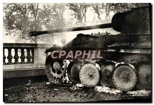 Cartes postales Militaria Au cours d&#39un combat avec l&#39armee Leclerc un Tigre brule dans les Tuileries Pari