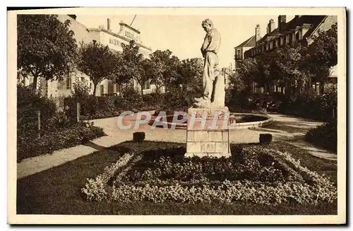 Cartes postales Vierzon Square de la Place de la Republique et statue Le Paysan oeuvre de dalou