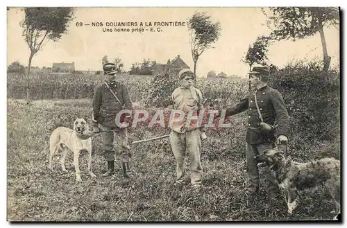 Cartes postales Douanes Nos Douaniers a la frontiere Une bonne prise Chien Chiens