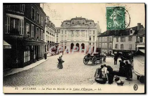 Cartes postales Banque Auxerre La place du Marche et la Caisse d&#39Epargne