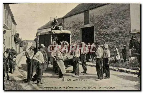 Cartes postales Militaria Chargement d&#39un blesse dans une voiture d&#39ambulance