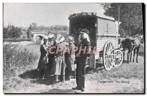 Cartes postales Sante Militaria Chargement de blesses Croix Rouge