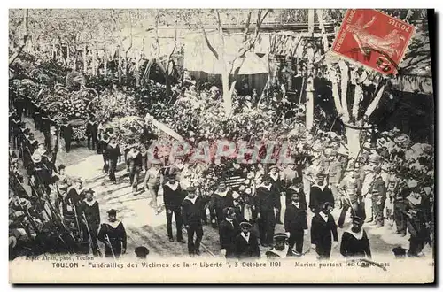 Cartes postales Toulon Funerailles des victimes de la Liberte Marins portant les couronnes