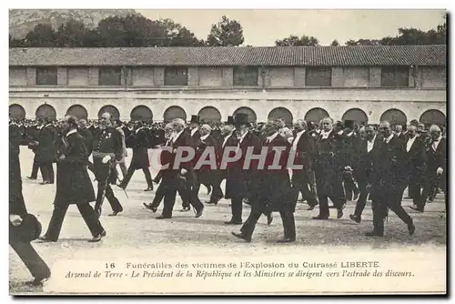 Cartes postales Funerailles des victimes de l&#39explosion du cuirasse Liberte Arsenal de terre Le President de