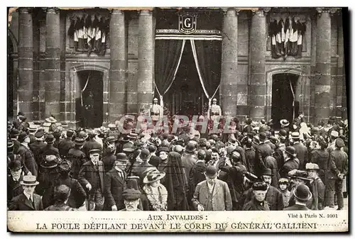 Cartes postales Aux Invalides Paris La foule defilant devant le corps du General Gallieni