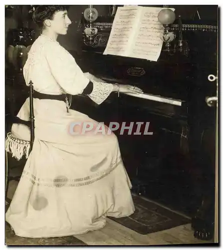 CARTE PHOTO Femme Piano