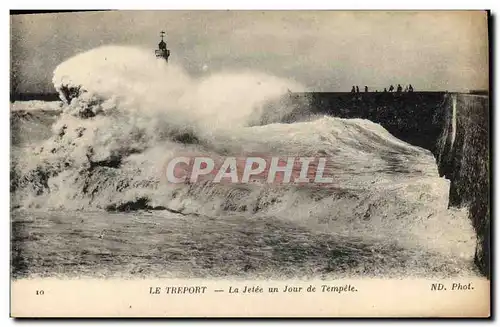 Cartes postales Phare Le Treport La jetee un jour de tempete