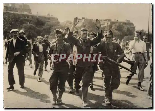 Cartes postales moderne Militaria Un prisonnier allemand est emmene par les FFI