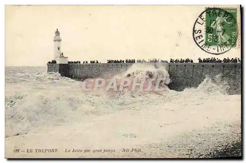 Cartes postales Phare Le Treport La jetee par gros temps