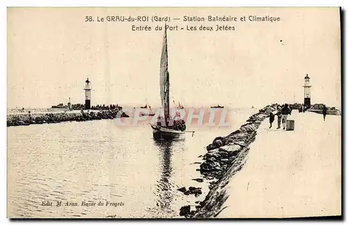 Cartes postales Phare Le Grau du Roi Entree du port Les deux jetees Bateau