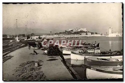 Cartes postales moderne Phare Antibes Le port Bateaux