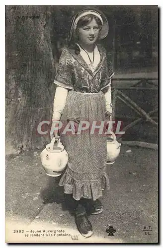 Cartes postales Folklore L'Auvergne Jeune Auvergnate se rendant a la Fontaine