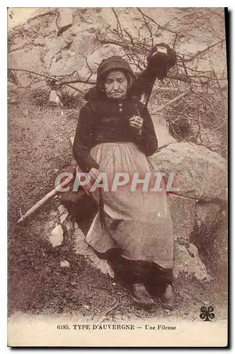 Cartes postales Folklore Type D'auvergne Une Fileuse