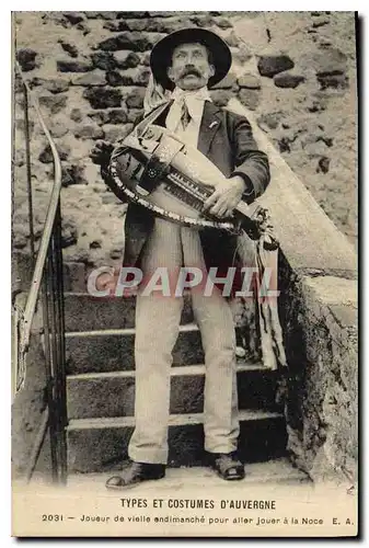 Cartes postales Folklore Types et costumes d'auvergne Jouer de vielle andimanche por aller jouer a la Noce