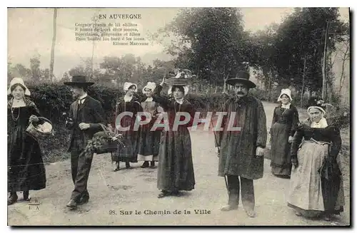 Cartes postales Folklore En Auvergne sur le chemin de la ville