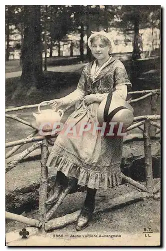 Cartes postales Folklore Auvergne jeune laitiere Auvergnate