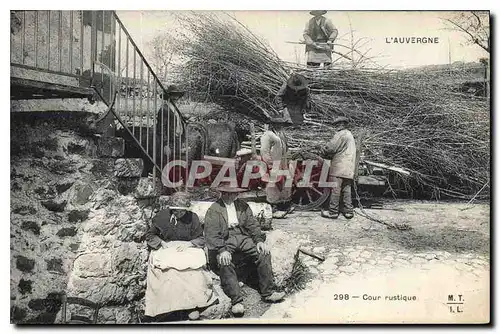 Cartes postales Folklore L'Auvergne cour rustique TOP