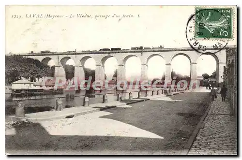 Cartes postales Laval Le Viaduc Passage d'un train