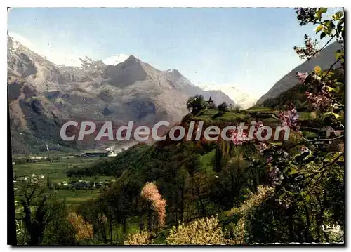 Cartes postales moderne Les Pyrenees La Vallee d'Argeles Gazost au Printemps La Chapelle de la Pietal