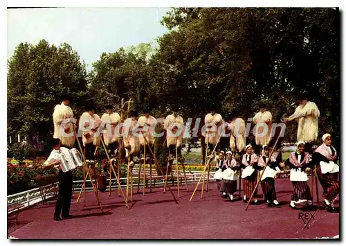 Cartes postales moderne Folklore Landais Echassiers du Groupe Lous Gouyats de l'Adou darisant lou Roundeau