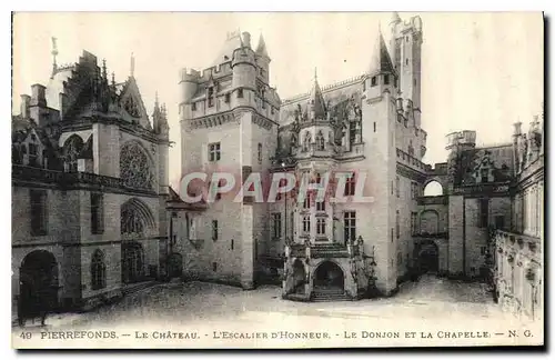 Ansichtskarte AK Pierrefonds Le Chateau L'Escalier d'Honneur Le Donjon et la Chapelle