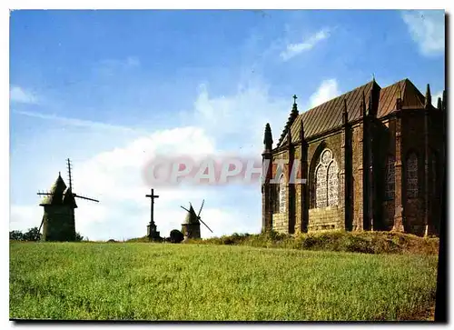 Cartes postales Le Mont des Alouettes pres les Herbiers Vendee Vieux moulins encadrant la Chapelle jouerent un r