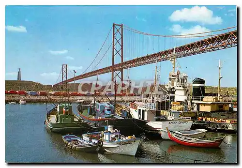 Cartes postales moderne Lisboa Portugal Ponte Sobre o Tejo Bateaux de peche