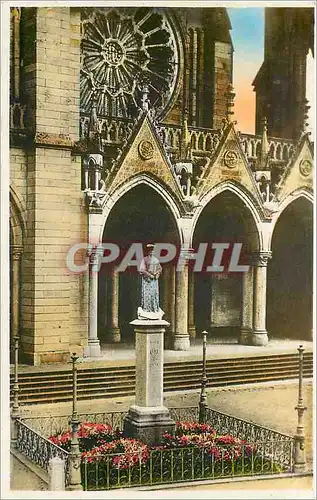 Cartes postales Pontmain facade de la basilique et colonne de l'Apparition