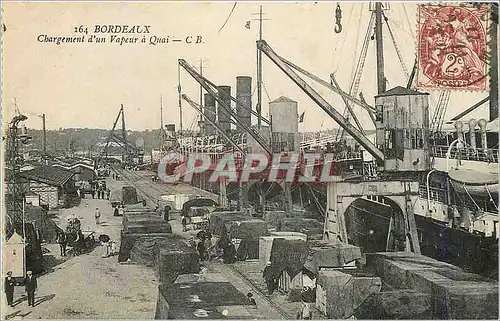 Cartes postales Bordeaux chargement d'un vapeur � quai Bateau