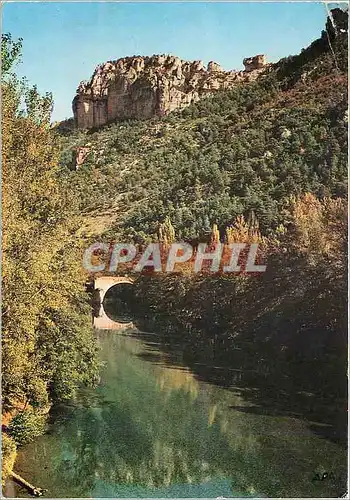 Cartes postales moderne En parcourant les Gorges du Tarn Le Tarn au Rozier domine par la masse imposante des falaises