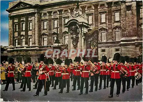Cartes postales moderne The guards and Buckingham Palace London