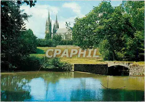 Cartes postales moderne Pontmain Mayenne L'Etang et la Basilique