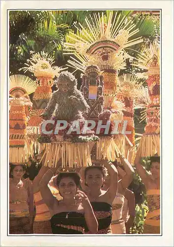 Cartes postales moderne Indonesia Bali Femmes portant des Offrandes