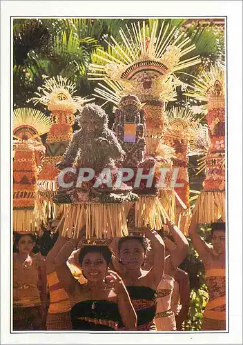 Cartes postales moderne Indonesie Bali Femmes portant des Offrandes