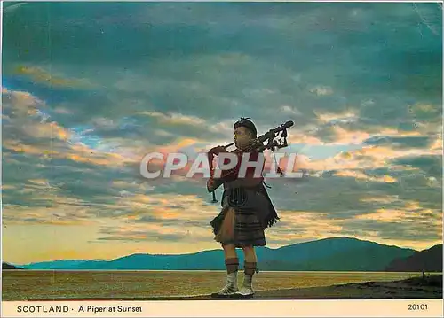 Cartes postales moderne Scotland a Piper at Sunset