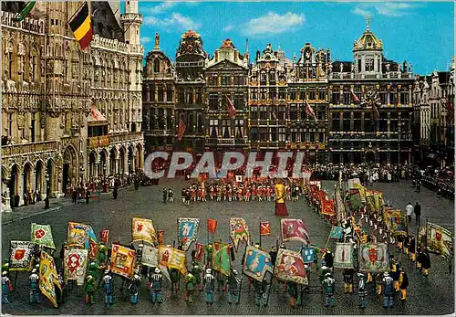 Cartes postales moderne Bruxelles grand place groupe de l'ommagang drapeaux des corporations