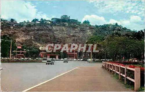 Cartes postales moderne Tananarive Entree du stade et vue sur le palais de la reine