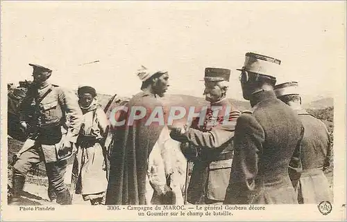 Cartes postales Campagne du Maroc Le general Goubeau decore un Goumier sur le champ de bataille Militaria