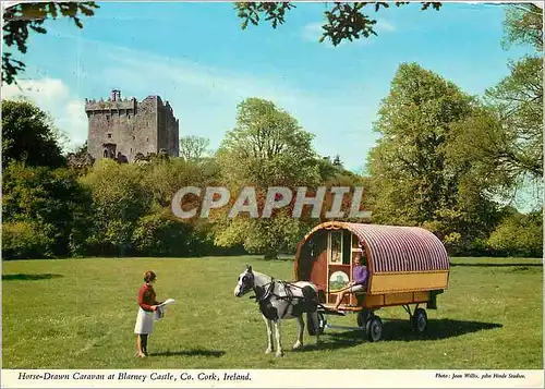 Cartes postales moderne Horse drawn caravan at Blarney Castle Co Cork Ireland