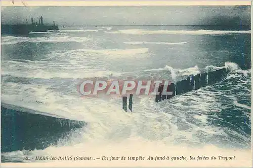 Cartes postales Mers les Bains Somme Un jour de tempete Au fond a gauche les jetees du Treport