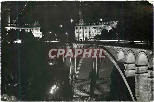 Cartes postales moderne Luxembourg la nuit pont adolphe avec siege du plan