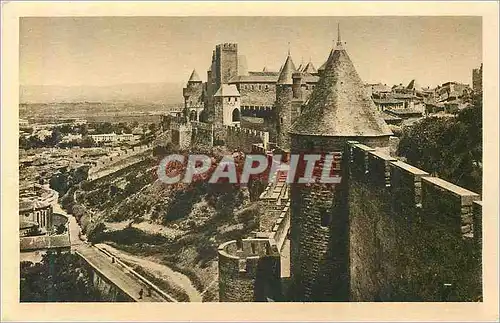 Cartes postales La cite de carcarssonne les remparts et la ville