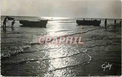 Cartes postales moderne La Cote Barques au repos Le jour s enfuit et la soleil colore La ciel et l eau de ses tons merve