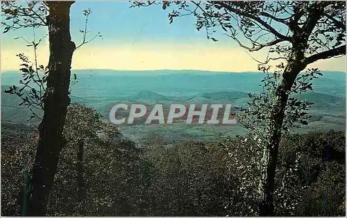 Cartes postales moderne A Tiny Village Viewed from the skyline Drive nestles in the valley between the Massanutten and t