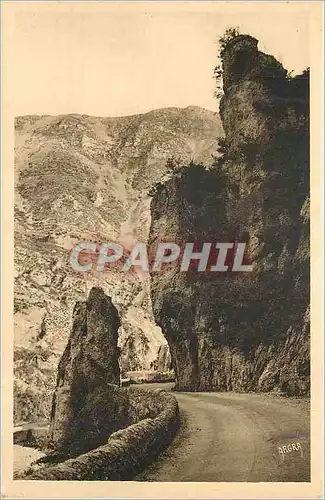 Cartes postales Gorges du Tarn De Ste Enimie a la Malene la route tres sinueuse longe de hautes falaises vertica