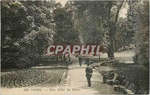 Cartes postales Vichy Une Allee du Parc