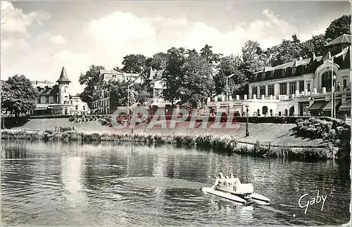 Cartes postales moderne Bagnoles de l'Orne (Orne) Le Lac et le Casino des Therme Pedalo