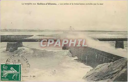 Cartes postales La Tempete aux Sables d'Olonne Les Jetees et le Brise Lames