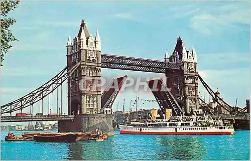 Cartes postales moderne Tower Bridge London Bateau